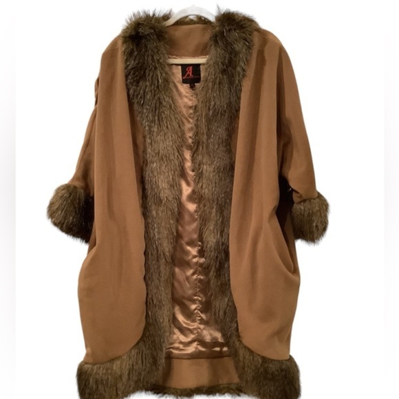 Adrienne Landau Camel Faux Fur Cape SIZE M - Picture 1 of 6